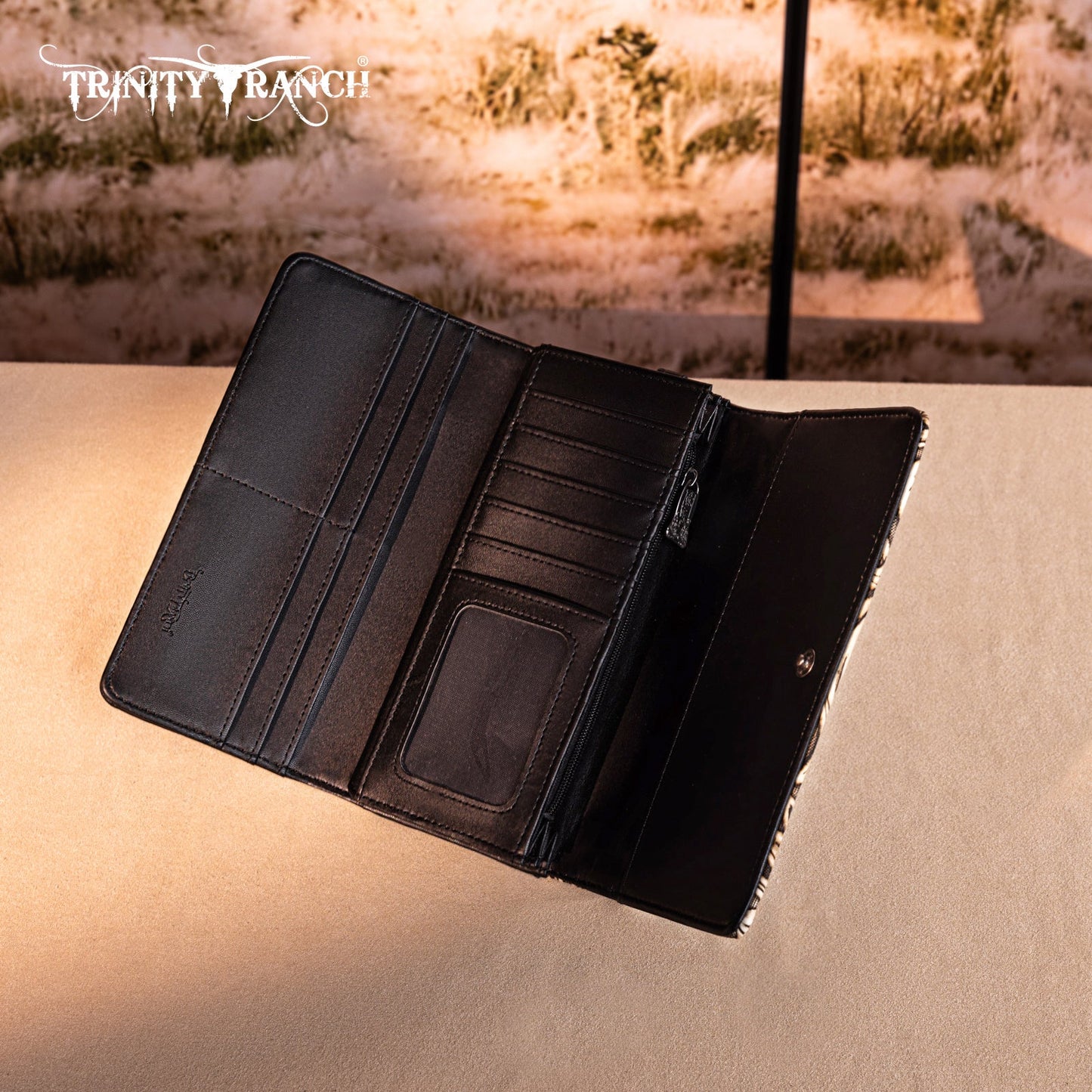 TR192-W002  Trinity Ranch Concho Collection Wallet