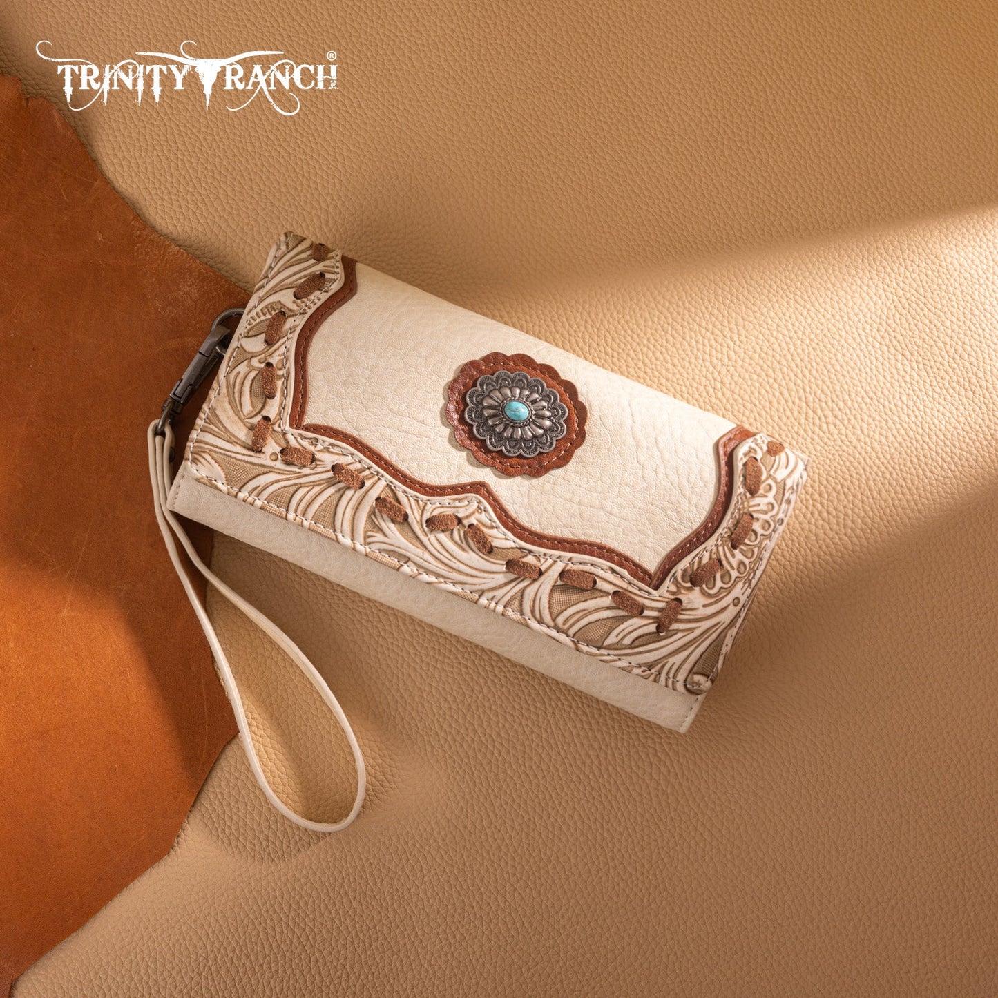 TR192-W002  Trinity Ranch Concho Collection Wallet