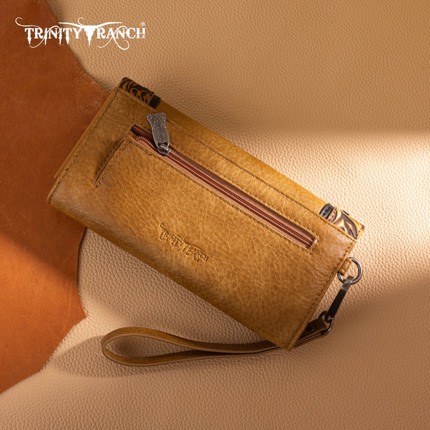 TR192-W002  Trinity Ranch Concho Collection Wallet