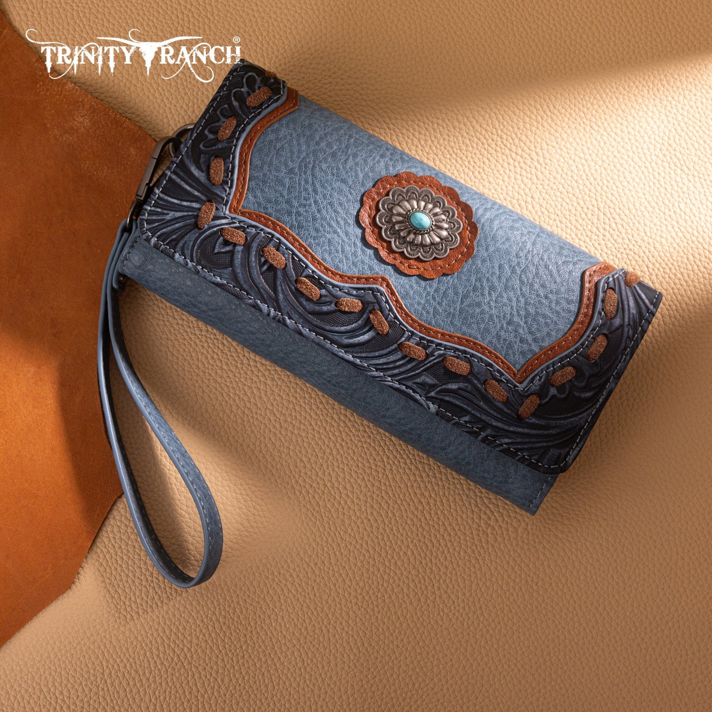 TR192-W002  Trinity Ranch Concho Collection Wallet