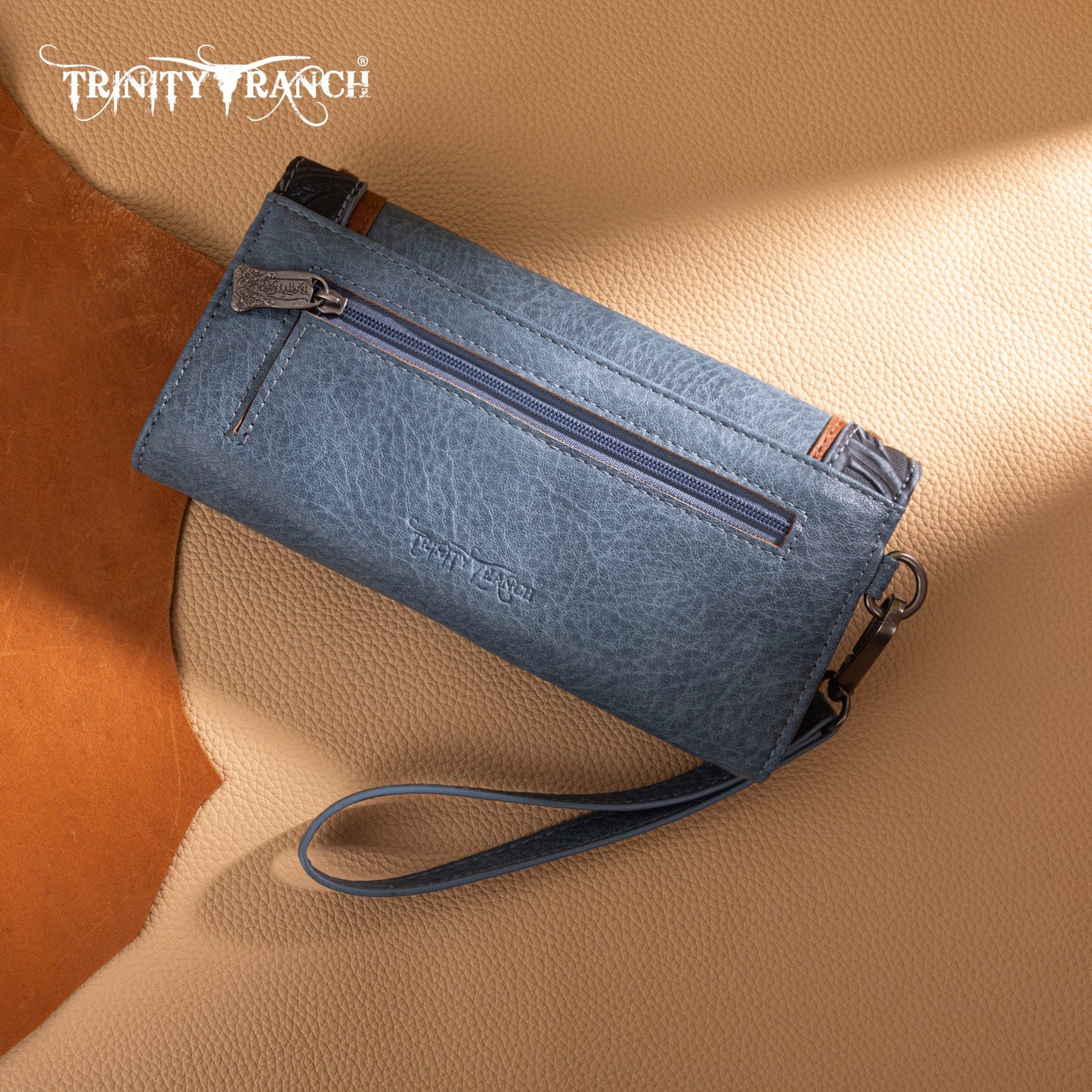 TR192-W002  Trinity Ranch Concho Collection Wallet